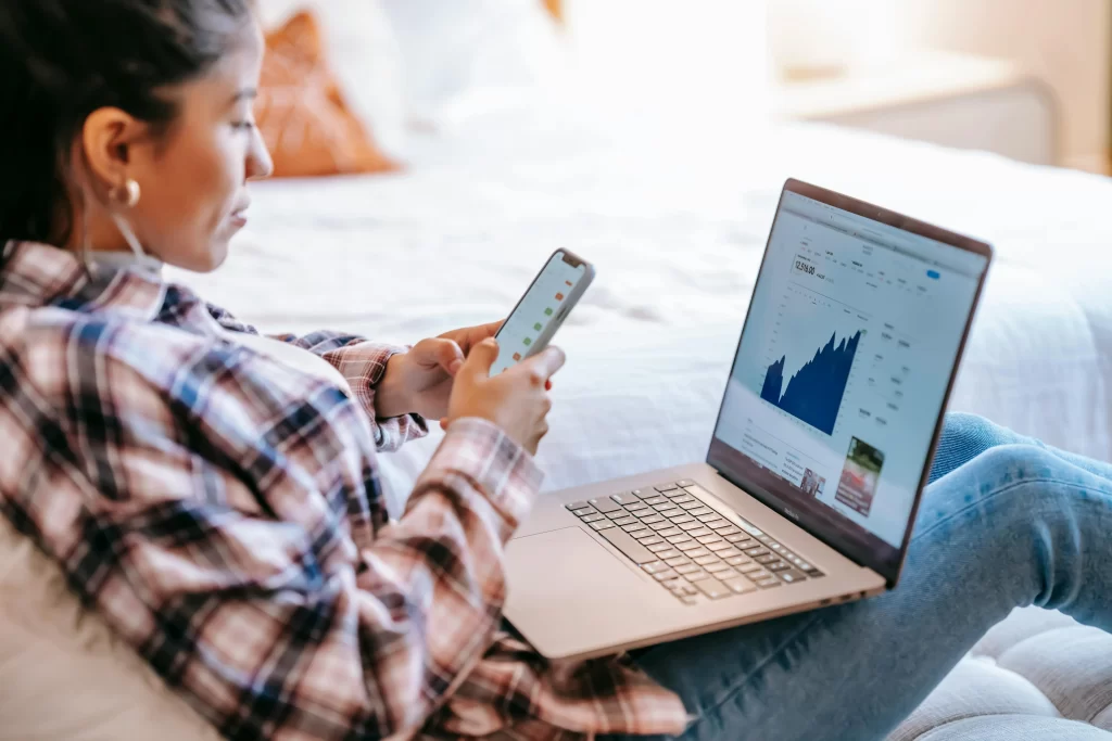 Los fondos indexados te permiten invertir de forma sencilla y diversificada.