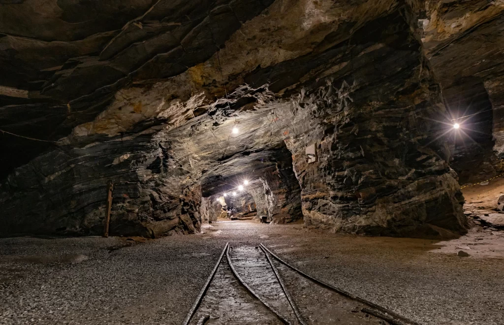 Explora la rica tradición de la minería en Asturias con visitas guiadas.